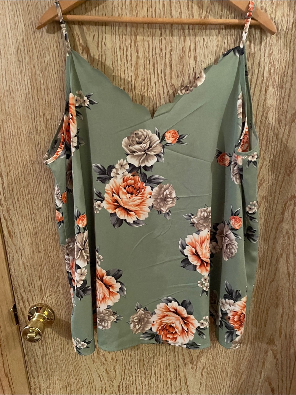 SHEIN Sage Green Floral Scallop V-Neck Tank - Picture 2 of 8